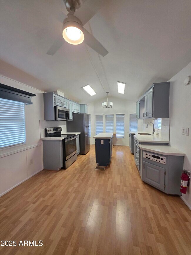 Foto del edificio - 7750 E Broadway Rd