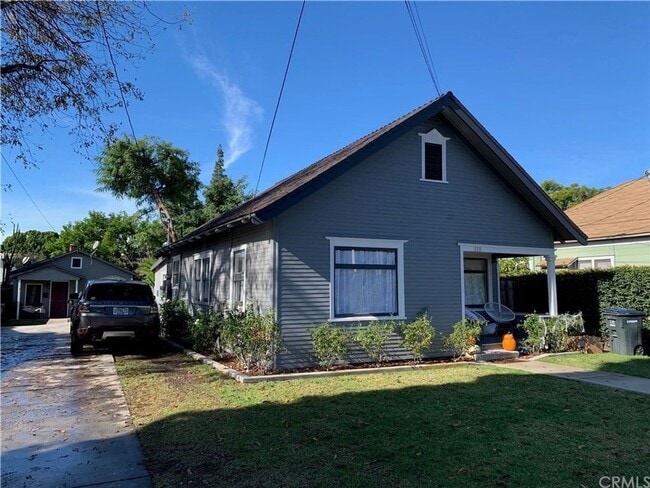 Building Photo - Great 3 Bedroom 1 Bath - WALKING DISTANCE TO CHAPMAN UNIVERSITY