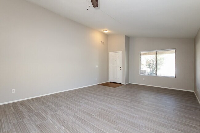 Foto del edificio - 16755 W Polk St