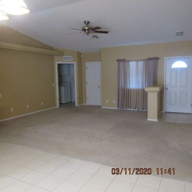 Foto del edificio - 3 bedroom 2 bath home with 3 car garage and RV parking