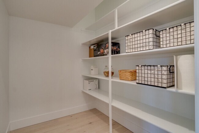 Building Photo - 1118 SW Dottie Ct