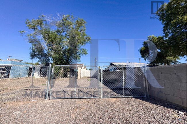 Foto del edificio - 2Bed/1Bath House 24th St/Thomas Rd! NO CREDIT, NO BACKGROUND, NO RENTAL HISTORY CHECK!