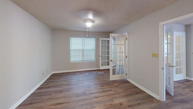 Foto del edificio - Charming one-story 1st level end unit condo
