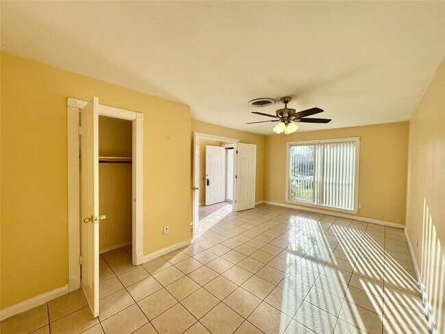 Building Photo - 8215 Lugary Dr