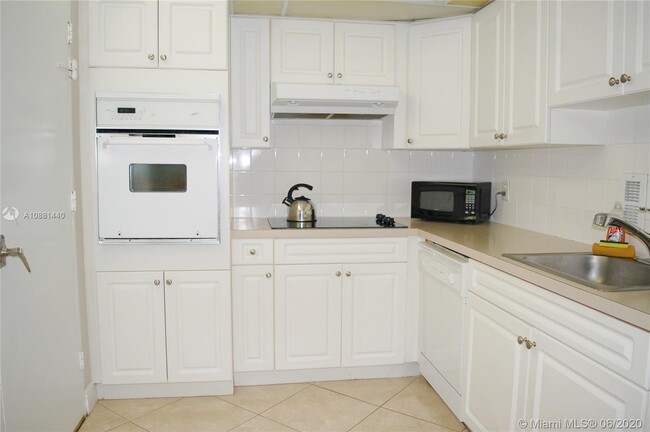 Building Photo - 3801 S Ocean Dr