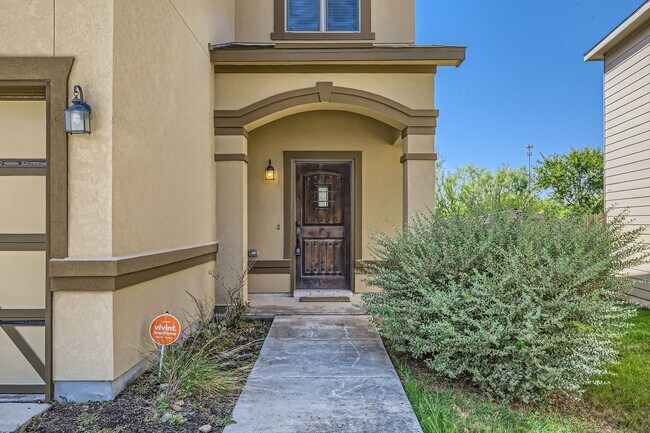 Building Photo - Charming 3 Bedroom Home Near