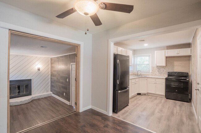 Foto del edificio - 3 Bed 1 Bath With Bonus Room!