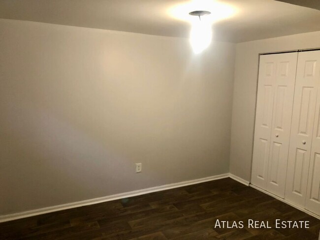 Building Photo - 2 Bed 1 Bath Lower Level Unit Available fo...