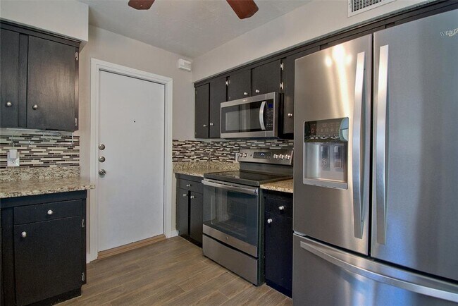 Building Photo - 903 W Village Ln