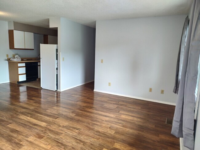 living/dining room - 5201 N Pierson St