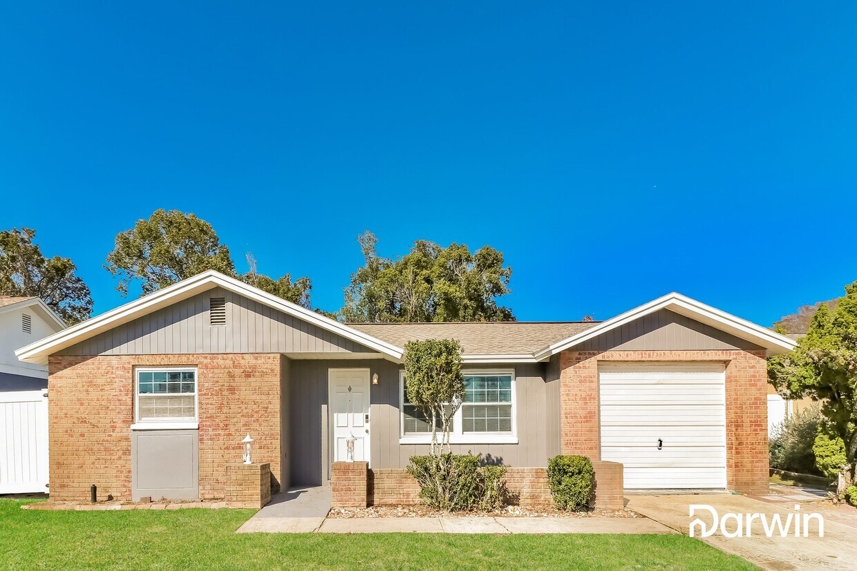 Primary Photo - 6635 Albemarle Pkwy, New Port Richey, FL 3...