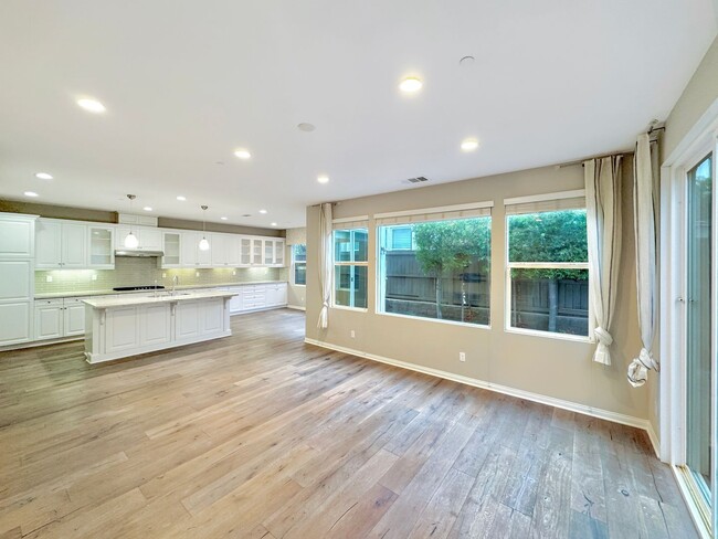 Building Photo - Stunning 3B/2.5BA House in Del Sur!