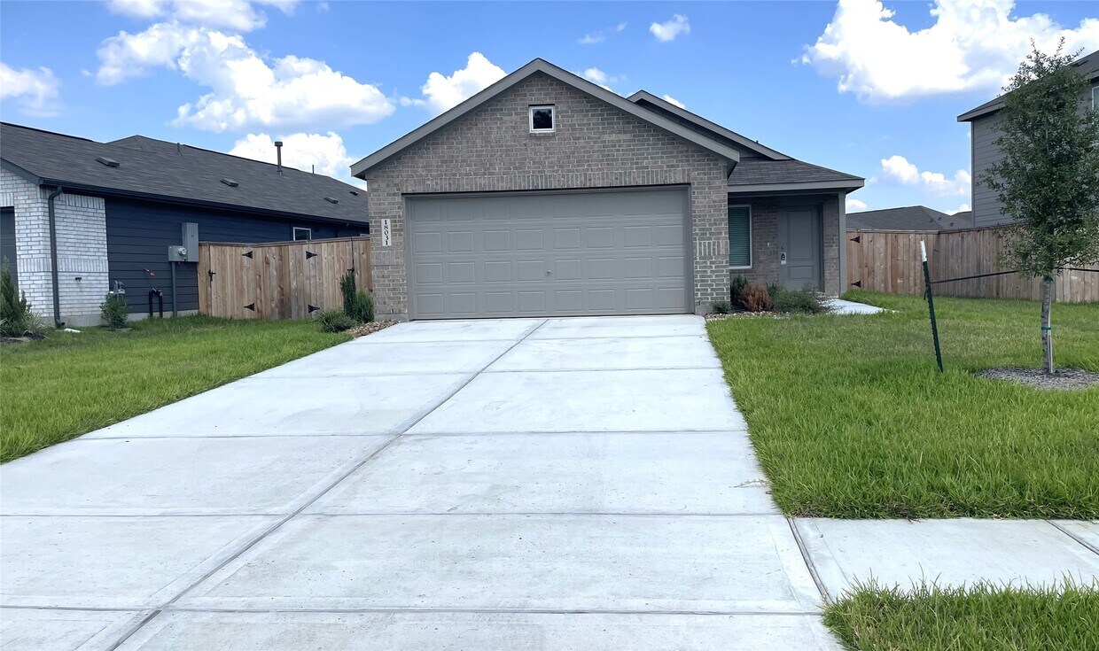 Primary Photo - 18031 Valle Cupa Ln