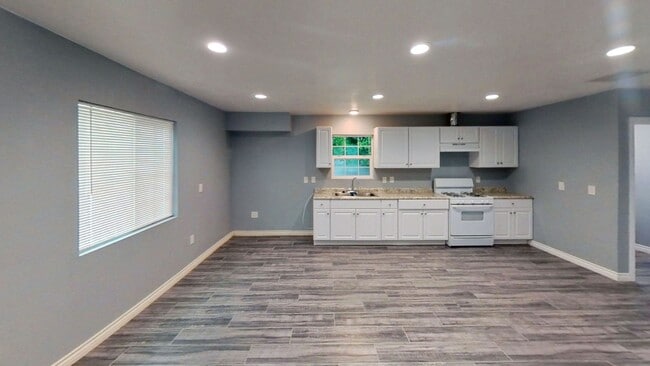 Building Photo - 1 Bedroom 1.5 bath Unit Available Now!