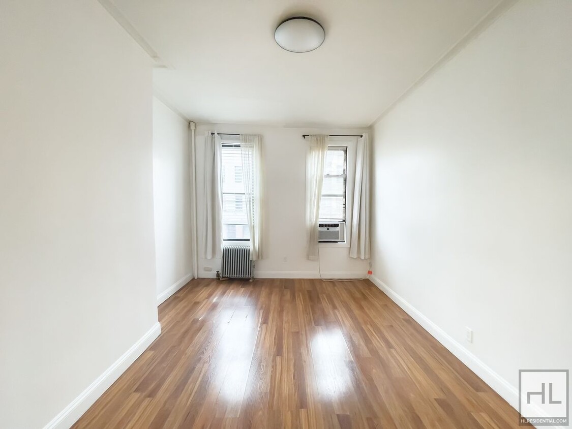 Foto principal - WYCKOFF AVENUE / Spacious 4-Room Rail Road...