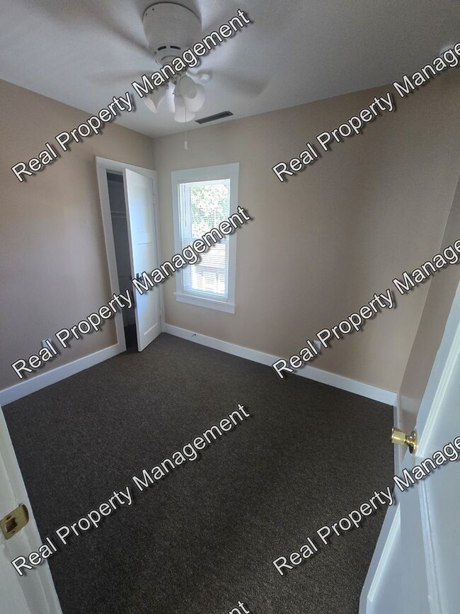 Building Photo - 128 S Jackson St