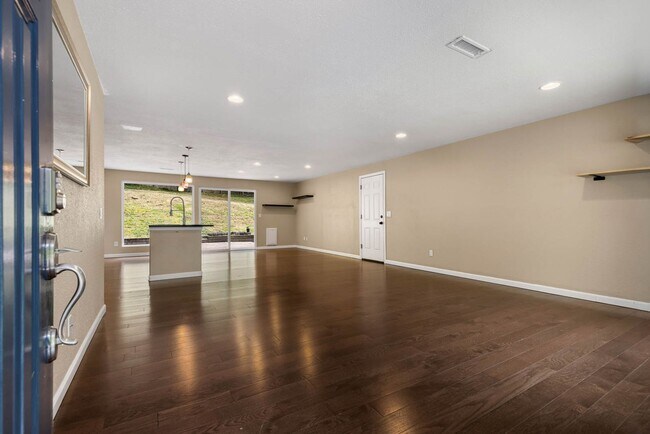 Foto del edificio - Updated Charmer with Open Kitchen, Private Yard & 2-Car Garage