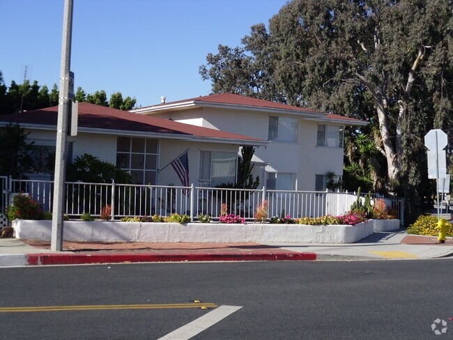 Building Photo - 935 W Beach Ave