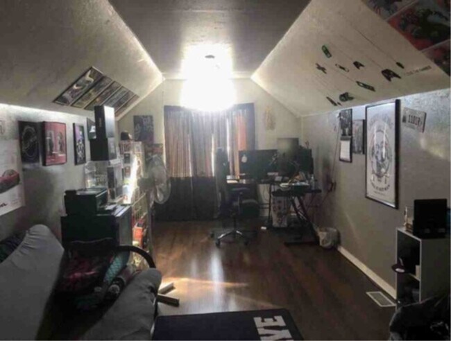 Building Photo - Charming 3 Bedroom Single Family Home in C...