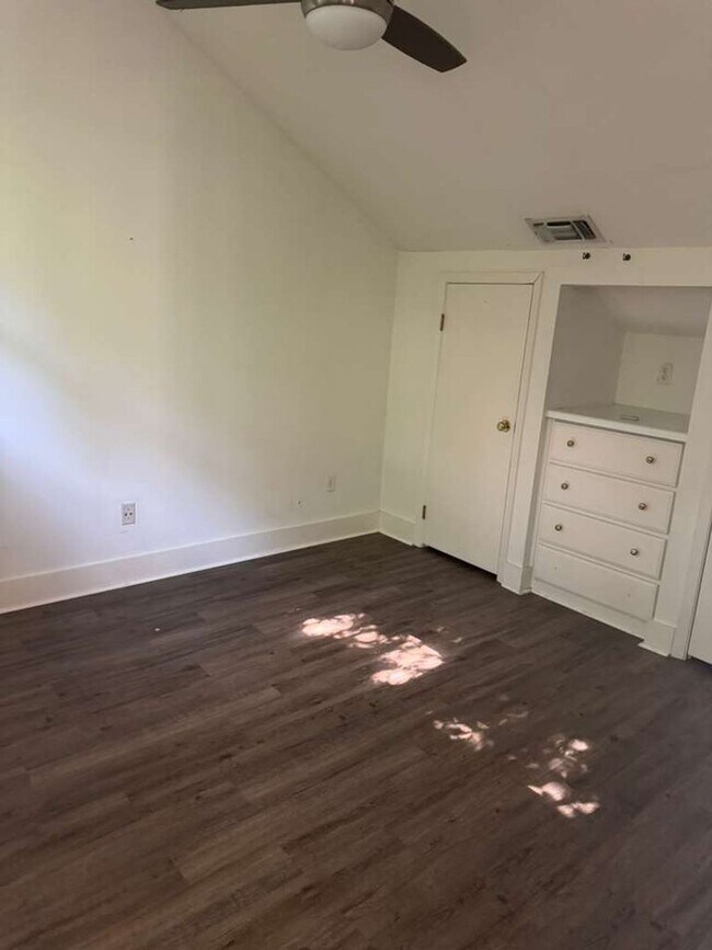Building Photo - Bully Belle Properties