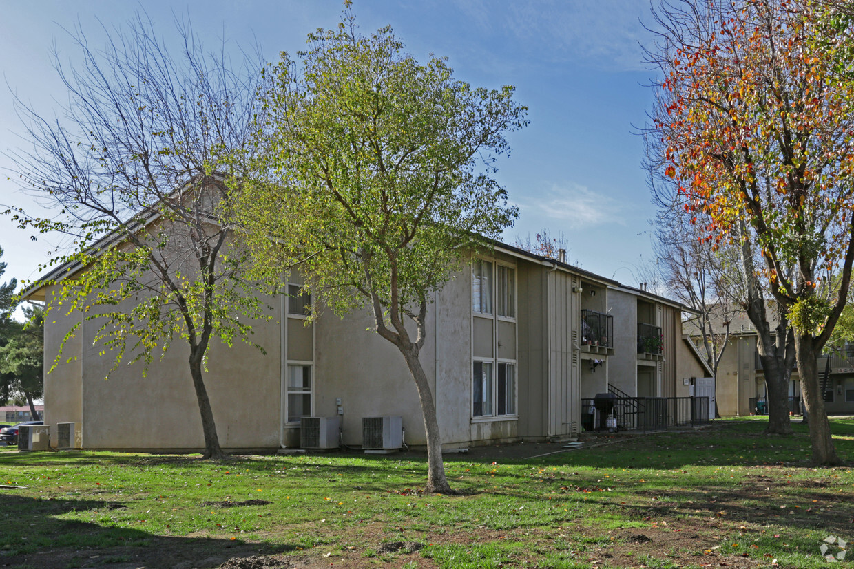 Primary Photo - Tierra Del Vista Apartments