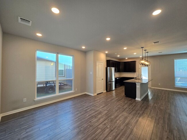 Foto del edificio - NEW IN MANAGEMENT - AVAILABLE NOW!