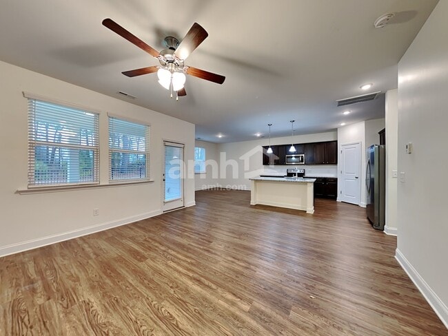 Foto del edificio - 54 Gregory Dr