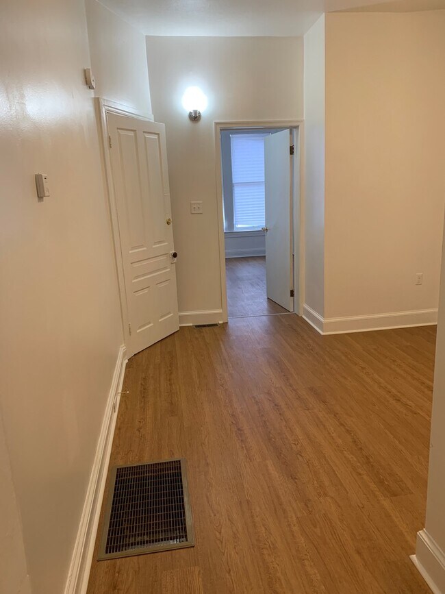 Foto del edificio - 1st Floor 1 Bedroom Apartment with Yard/Pa...