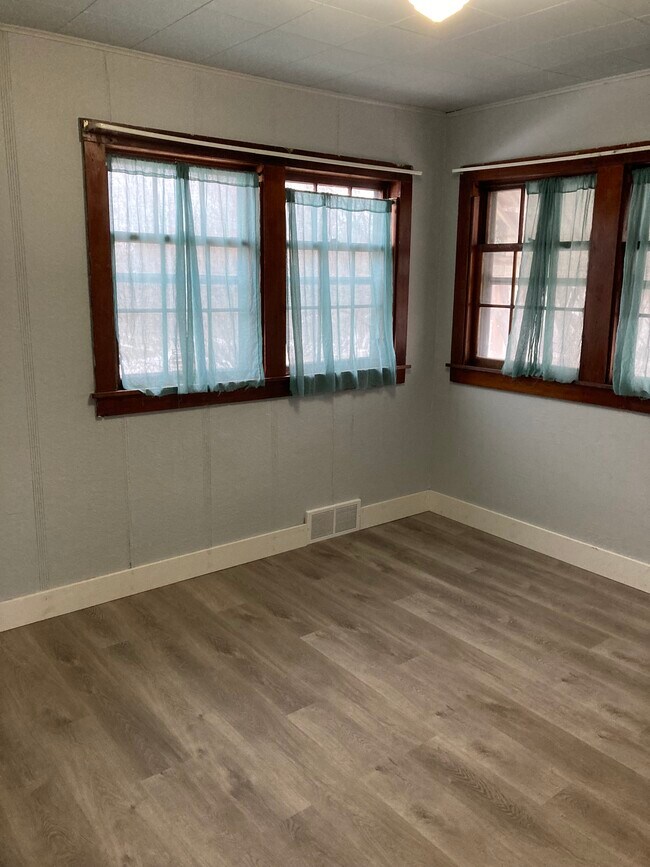 Bedroom - 202 E Linton Ave