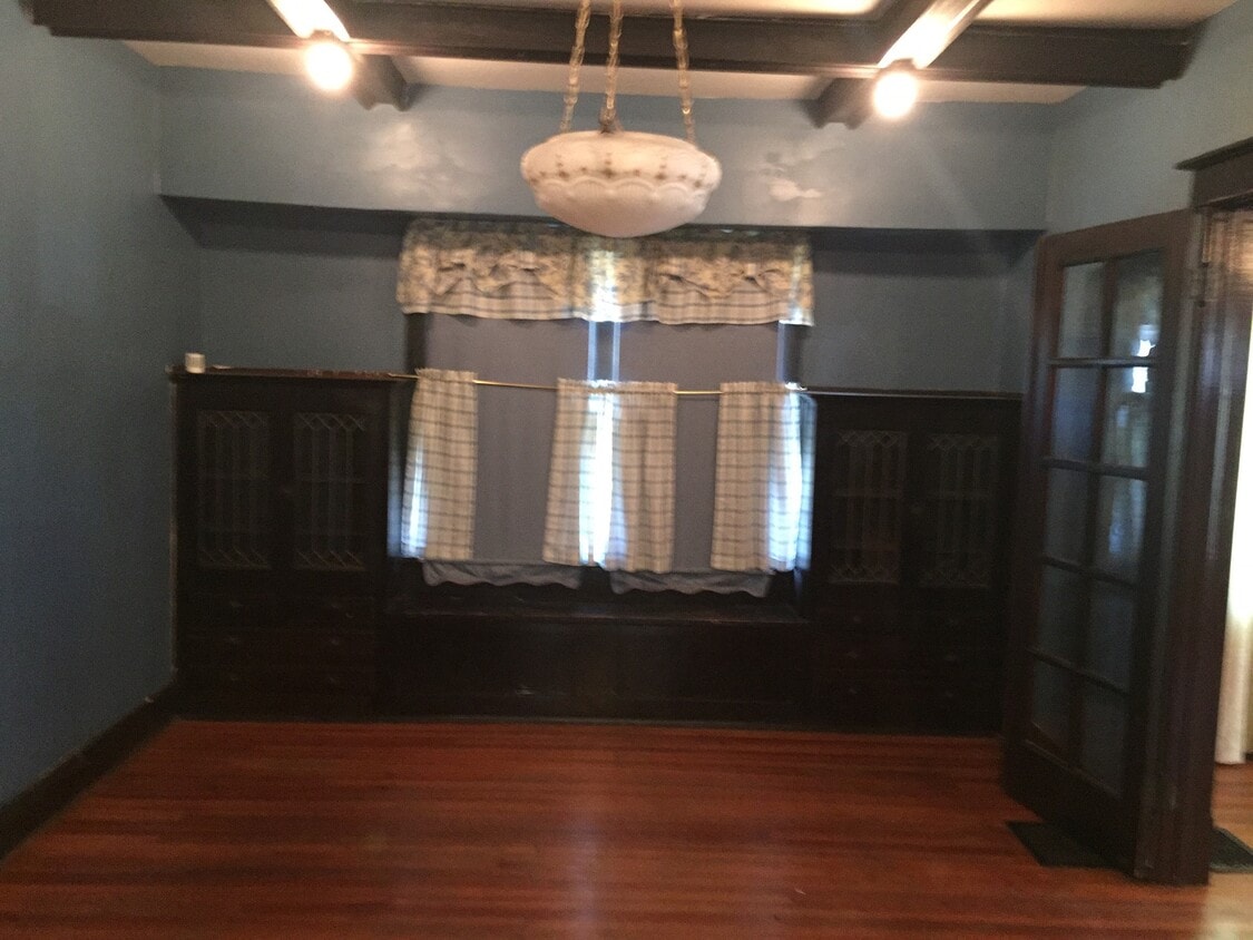 Comedor grande y encantador - 2815 E Vermont St