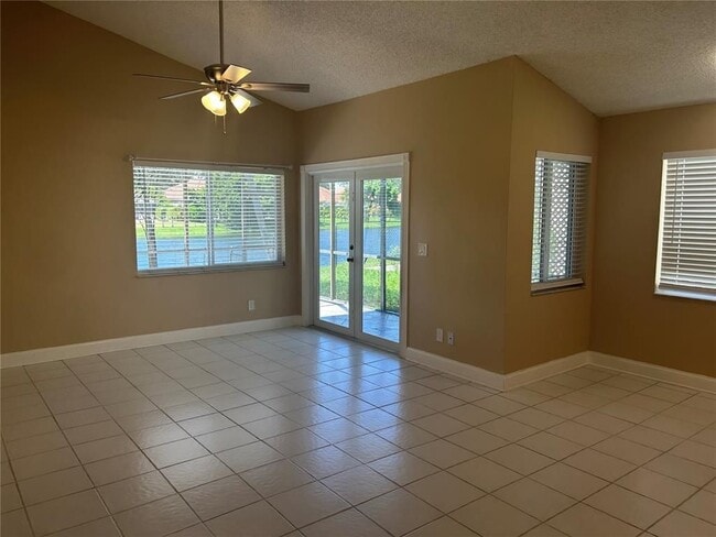 Foto del edificio - 2939 Myrtle Oak Cir