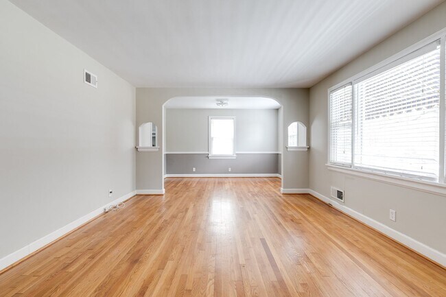Foto del edificio - Beautiful 3 Bedroom, 1 Bathroom Cape In We...