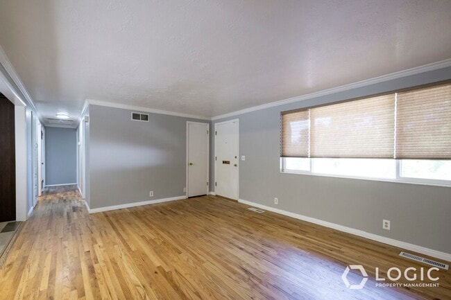 Building Photo - Stunning Single Family Home In Excellent L...