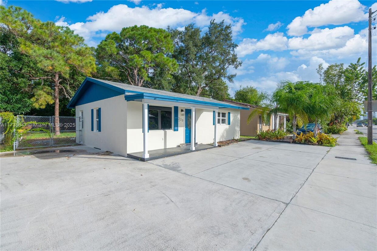 Primary Photo - 1320 N Andrews Ave