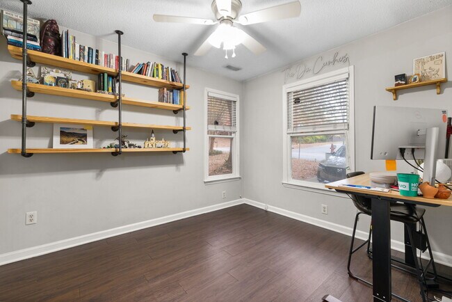 Foto del edificio - 3521 Greywood Dr