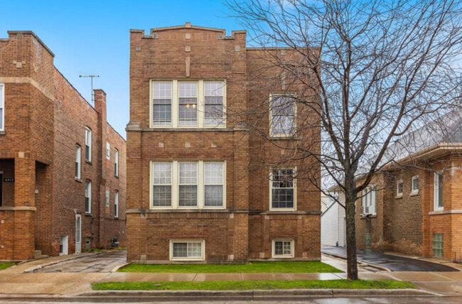 Building Photo - 4921 W Addison St