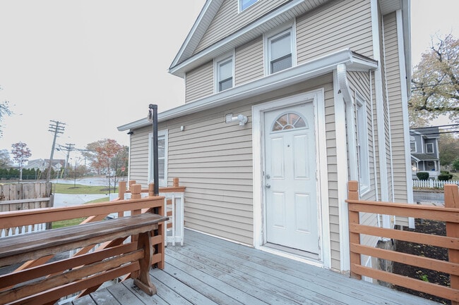 Foto del edificio - 11 Burritt Ave