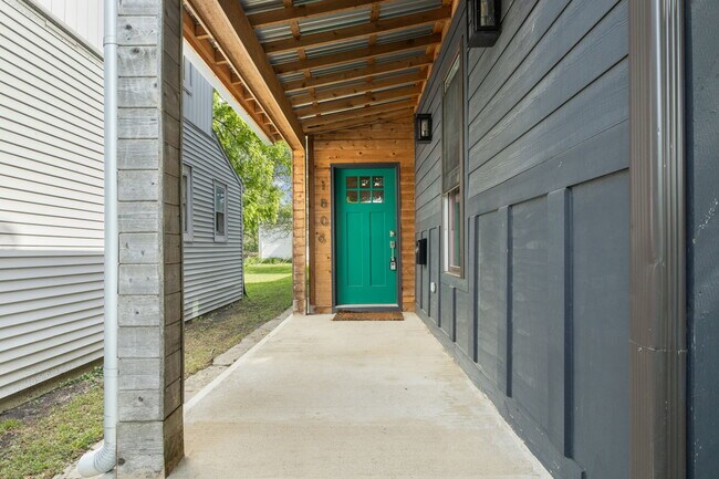 Building Photo - 1806 Woodlawn Ave