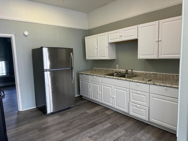 Building Photo - 752 Main St