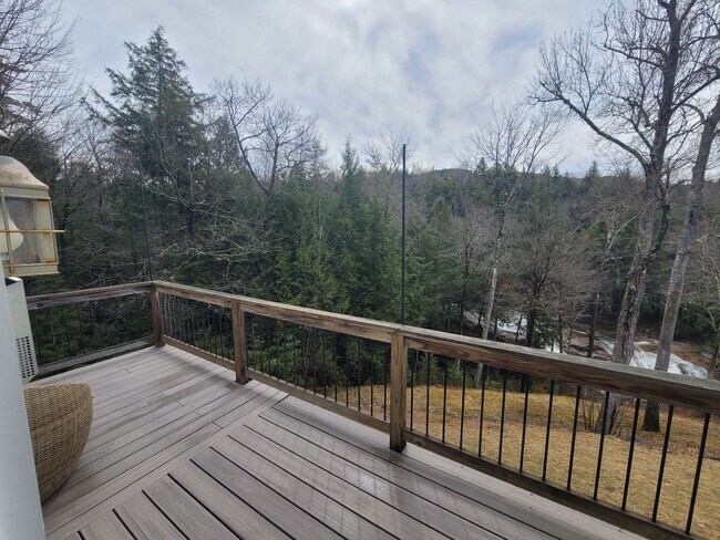 Foto del edificio - 6 month SUMMER SEASONAL on the River - $500 DISCOUNT!! - $2400/mo 2 bed 2 bath available now!