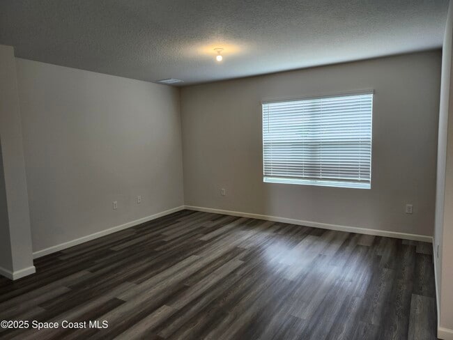 Building Photo - 450 Awin Cir SE