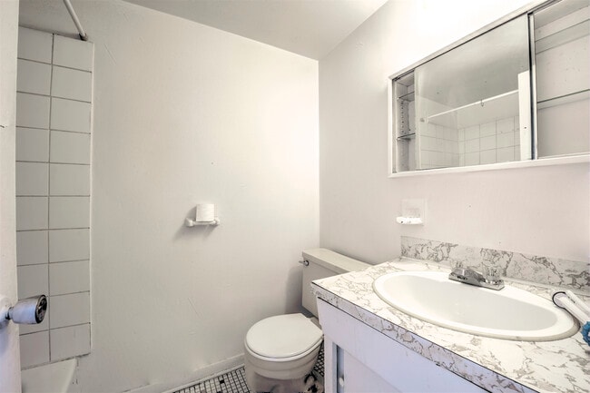 Building Photo - 402 Av. Copernic