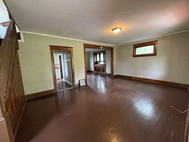 Building Photo - 414 Rose Ln