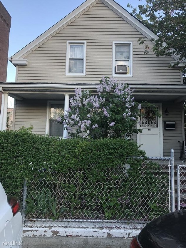 Primary Photo - 4 br, 2 bath House - 122 Lawrence Ave