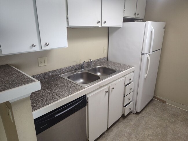 Photo - Gorgeous 2 bed Aurora condo for rent