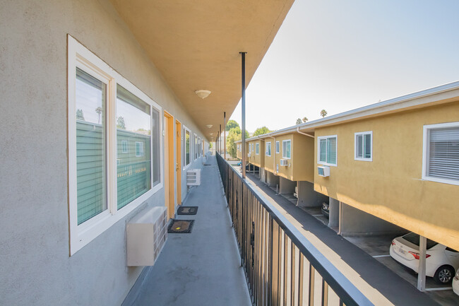 Building Photo - Reseda Continental Apartments