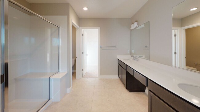 Foto del edificio - BRAND-NEW construction with 2 story with a...