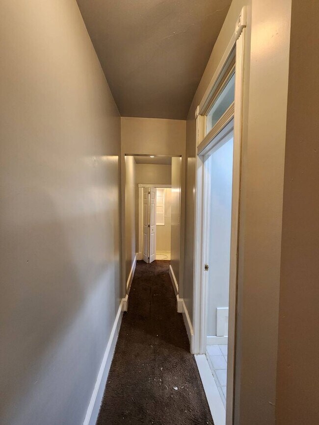 Foto del edificio - 5 Bedroom home available now!