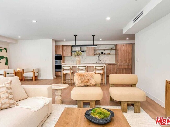 Building Photo - 350 N Palm Dr