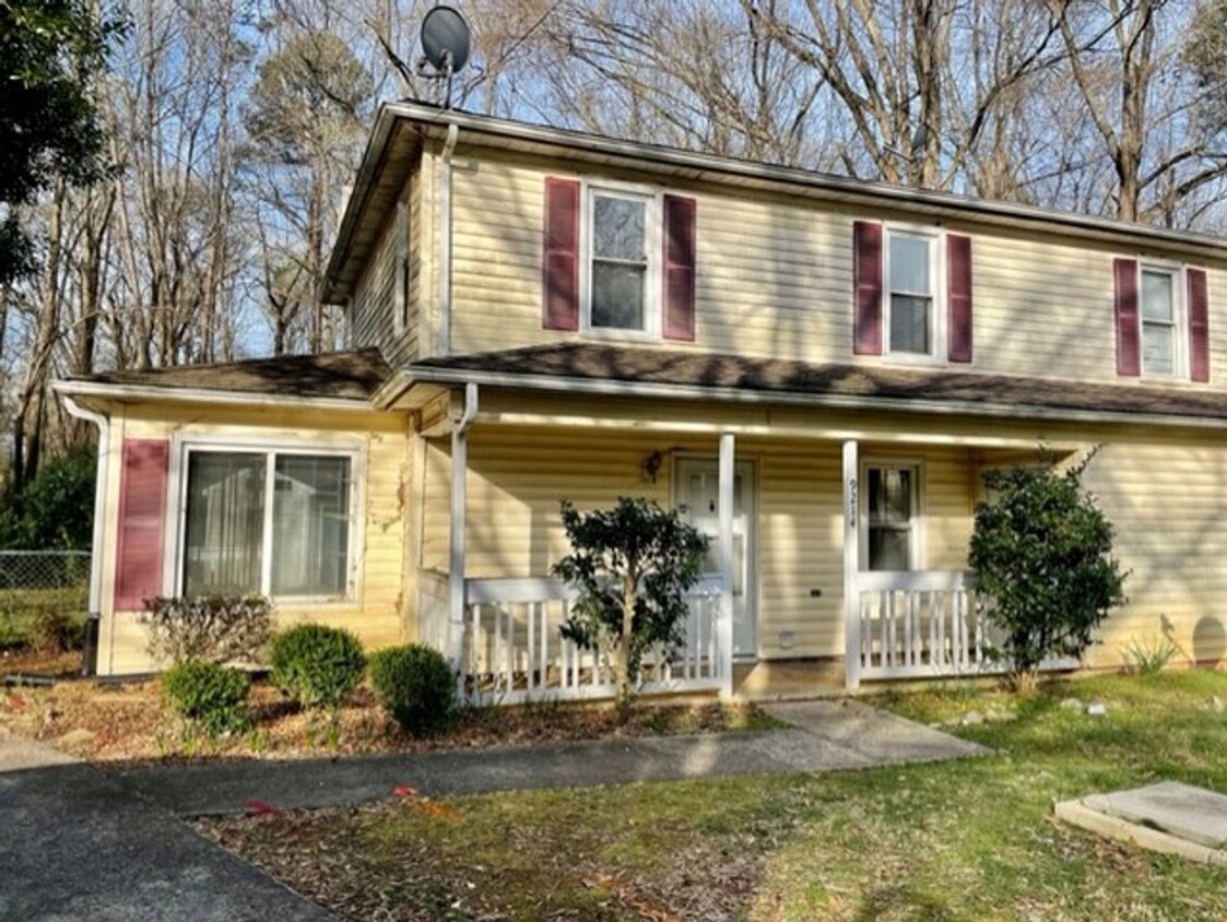 Primary Photo - Adorable 3 bedroom 2 bath duplex, located ...